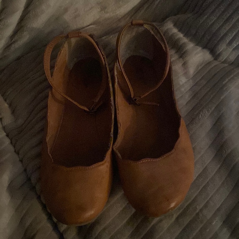 Arizona flats- size 10. Removable strap around ankle